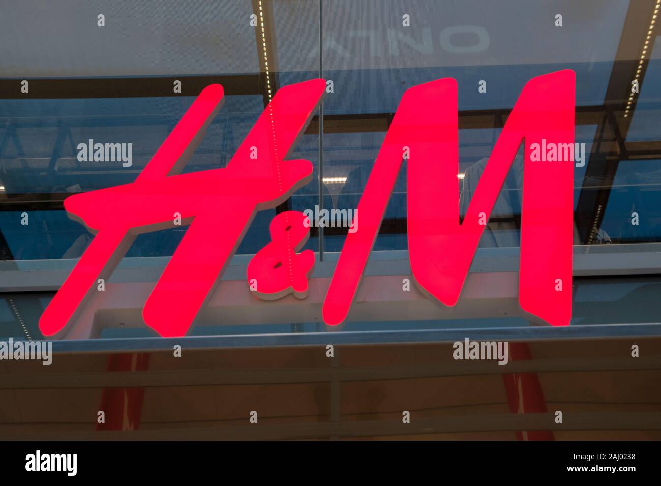 Zoekmachinemarketing Rudyard Kipling rechtop Billboard H&M At Hoog Catharijne Shopping Mall Utrecht The Netherlands 2019  Stock Photo - Alamy