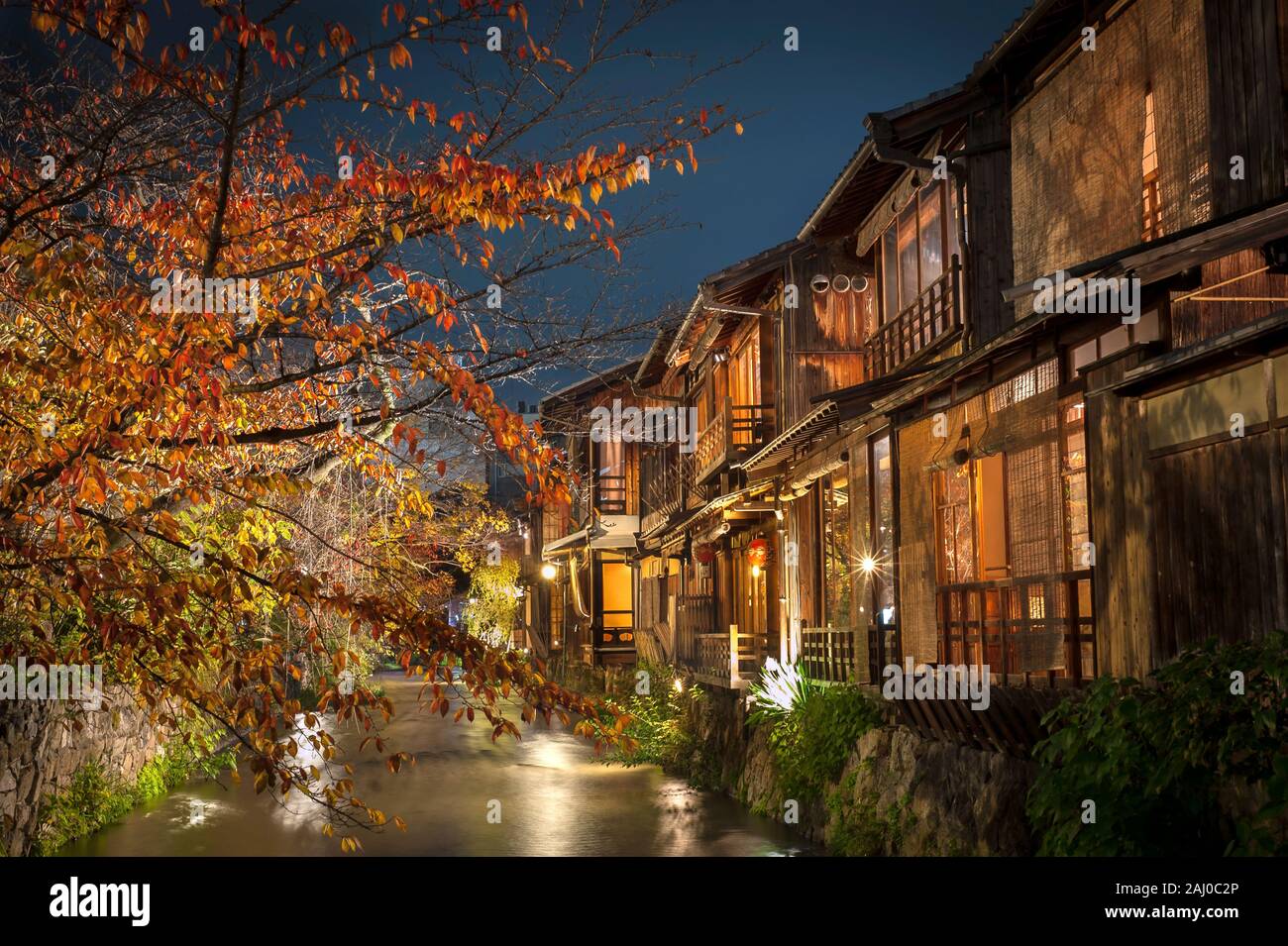 A stream runs past old wooden houses on Shirakawa Dori in the Gion district of Kyoto, Japan Stock Photo
