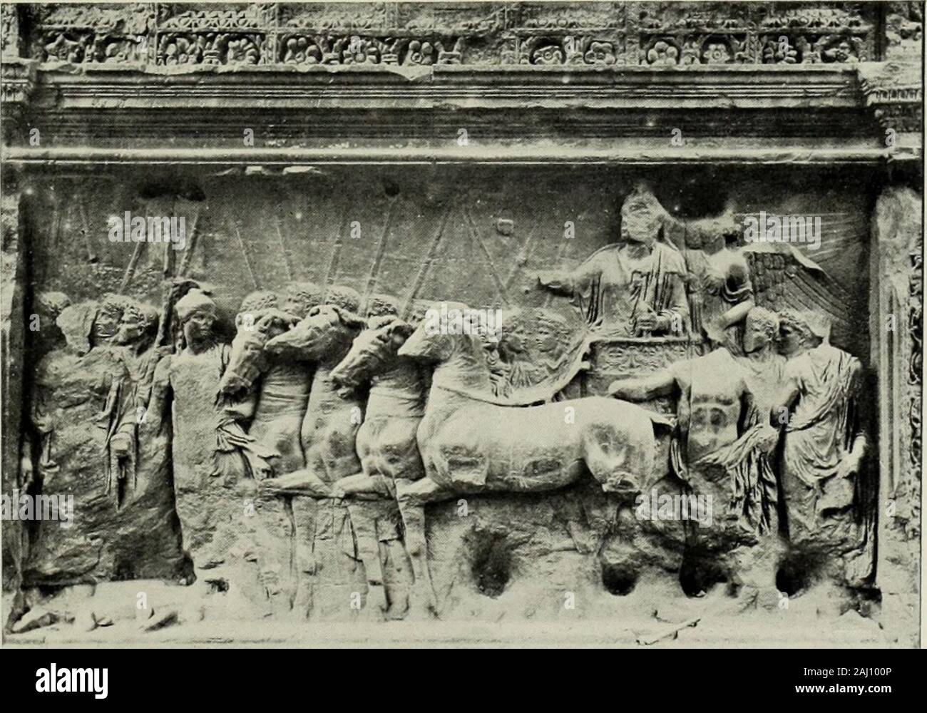 Kunst, krieg und krieger : zur geschichte der kriegsdarstellungen . Kampf der Götter und Giganten. Griechiiche Vaie im Qouvre in Paris, (nach Furtwängler-Reichhold).. j Kuifer Citus auf dem Uriumphwagen. Relief am Uitusbogen in Rom. 1. Jahrhundert n. Chr. 21 Die Statue des Auguffus uon Prima Porta, in herrlich getriebenem Panzer,verkündet mit dem feinften Ausdruck helleniftifcher Grandezza das Pro*gramm der römirchen ßofkunff. Seinen Elitär in Lyon umgaben die Sta-tuen der fechzig gallifchen Provinzen. Ilach dem ülulter der heileniftifchenITlonarchen uerffand fich die Apotheofe des Welfbeherrf Stock Photo