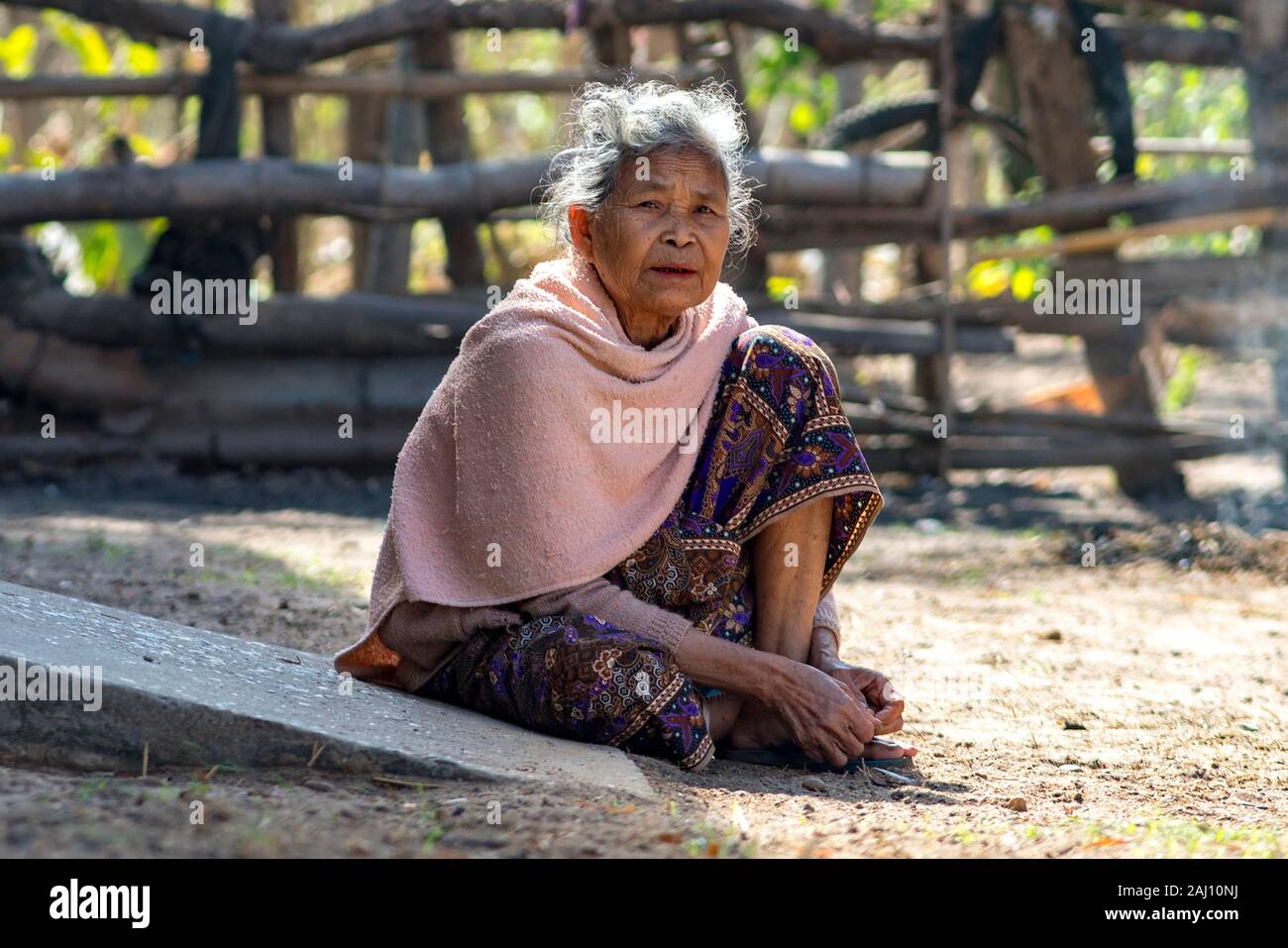 Asian woman sitting on the floor hi-res stock photography and images ...