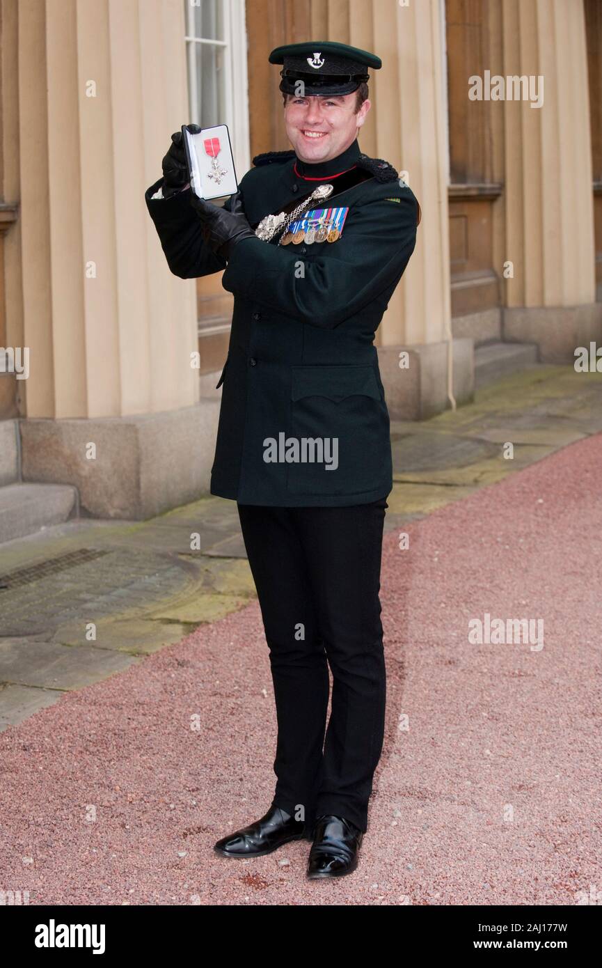 Major Richard Streatfeild from the Rifles regiment after receiving a Conspicuous Gallantry Cross from the Queen at an Investiture ceremony at Buckingham Palace. Stock Photo