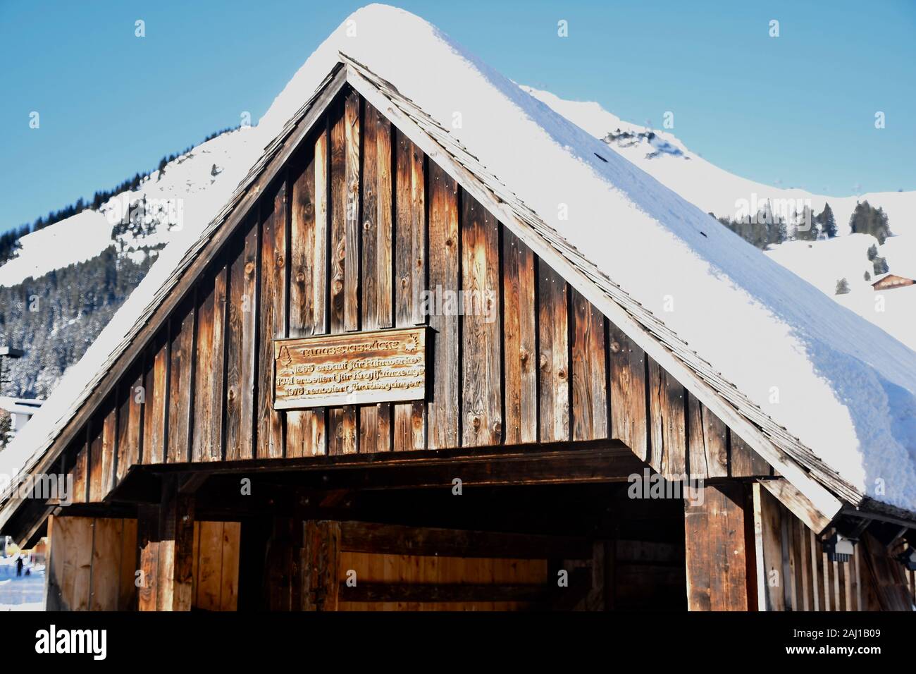 Hübsche schneebedeckteTannberg Holzbrücke in Lech am Arlberg im Winter 2019/2020 Stock Photo