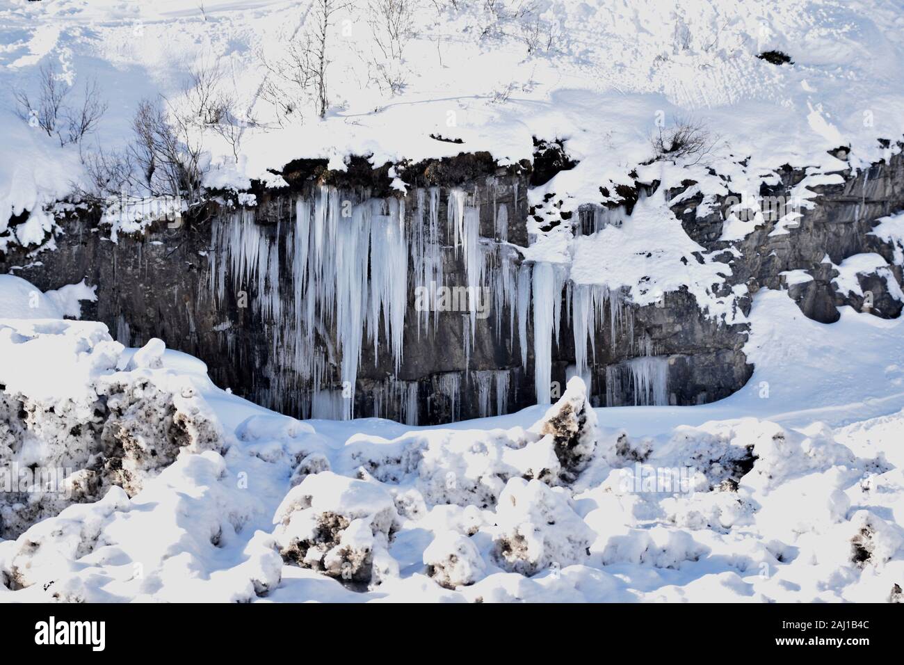 Herrliche Eiszapfen begrenzen eine Höhle im Schnee Stock Photo