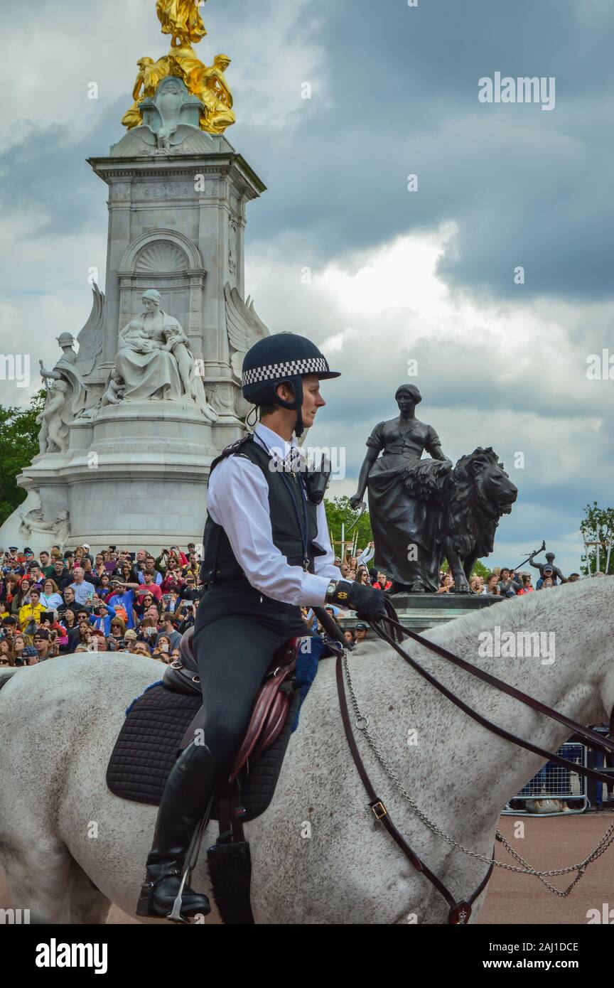 Mounted police woman hi-res stock photography and images - Alamy