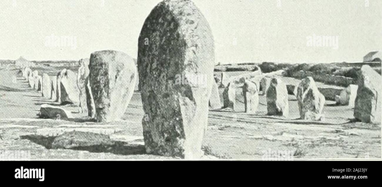 Album géographique: La France . ;l. Types et coutumes de Breta-gne ; Lls juli.uus de uimuu. .;ll. Monuments inutuiis : Lr.s ai.h.M.mI.mn mm <.!,AitNAC. — kSui i^i inn-iir l;i ??i.-^ii-. {•?^• *iiJCparlout ailleurs on France, ont subsisté les nionunienls contemporains des plus anciennes coutumes etdos plus vion otiUos : un mystérieux attachement au passé, qui va quelquefois jusquà labsolue fusiondos symholcs dautan et de ceux daujourdhui, a dailleurs contribué à la conservation des monumentsreligieux les plus antiques. Cest à Carnac, auprès de la baie de Quiberon, quont subsisté les plusbea Stock Photo