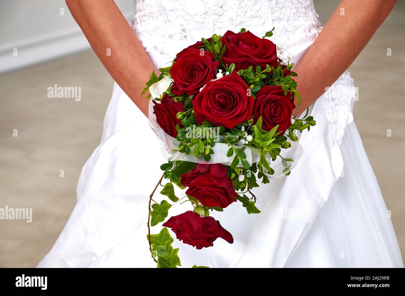bride holding wedding bouquet Stock Photo - Alamy