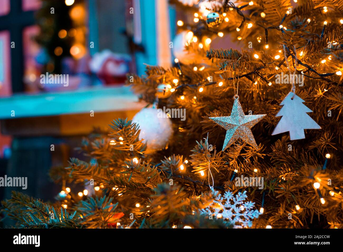 Gold Christmas tree with toys - background of de-focused lights Stock Photo  - Alamy