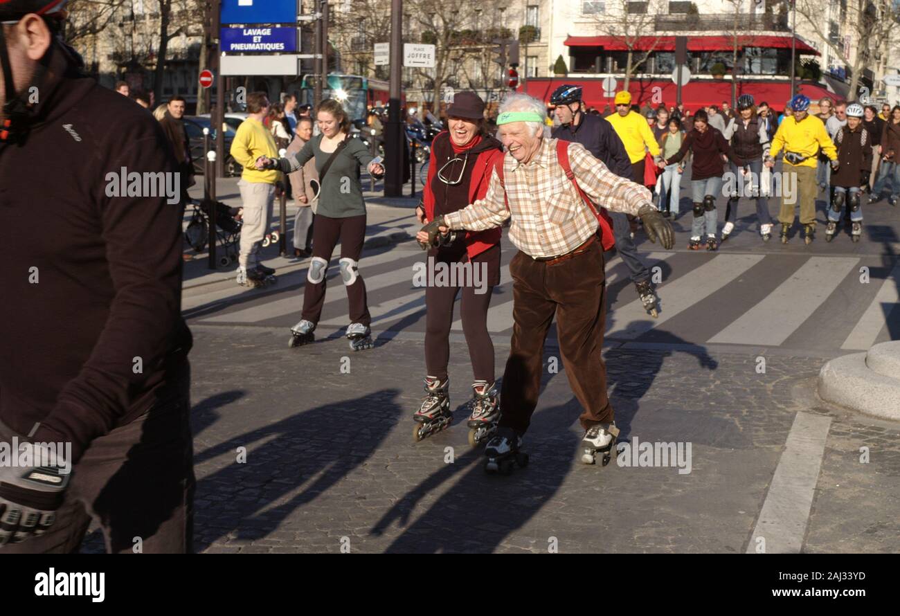 ROLLER SKATING PARIS ROLLERS ROLLER SKATING PEOPLE GATHERING IN