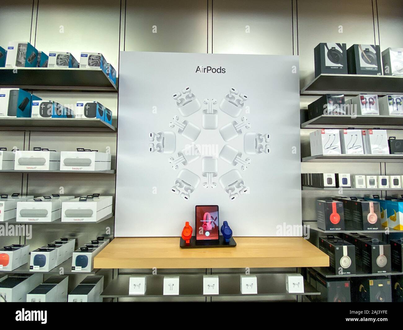 Orlando, FL/USA-12/6/19: An Apple store display of AirPods and Beats  wireless headphones Stock Photo - Alamy