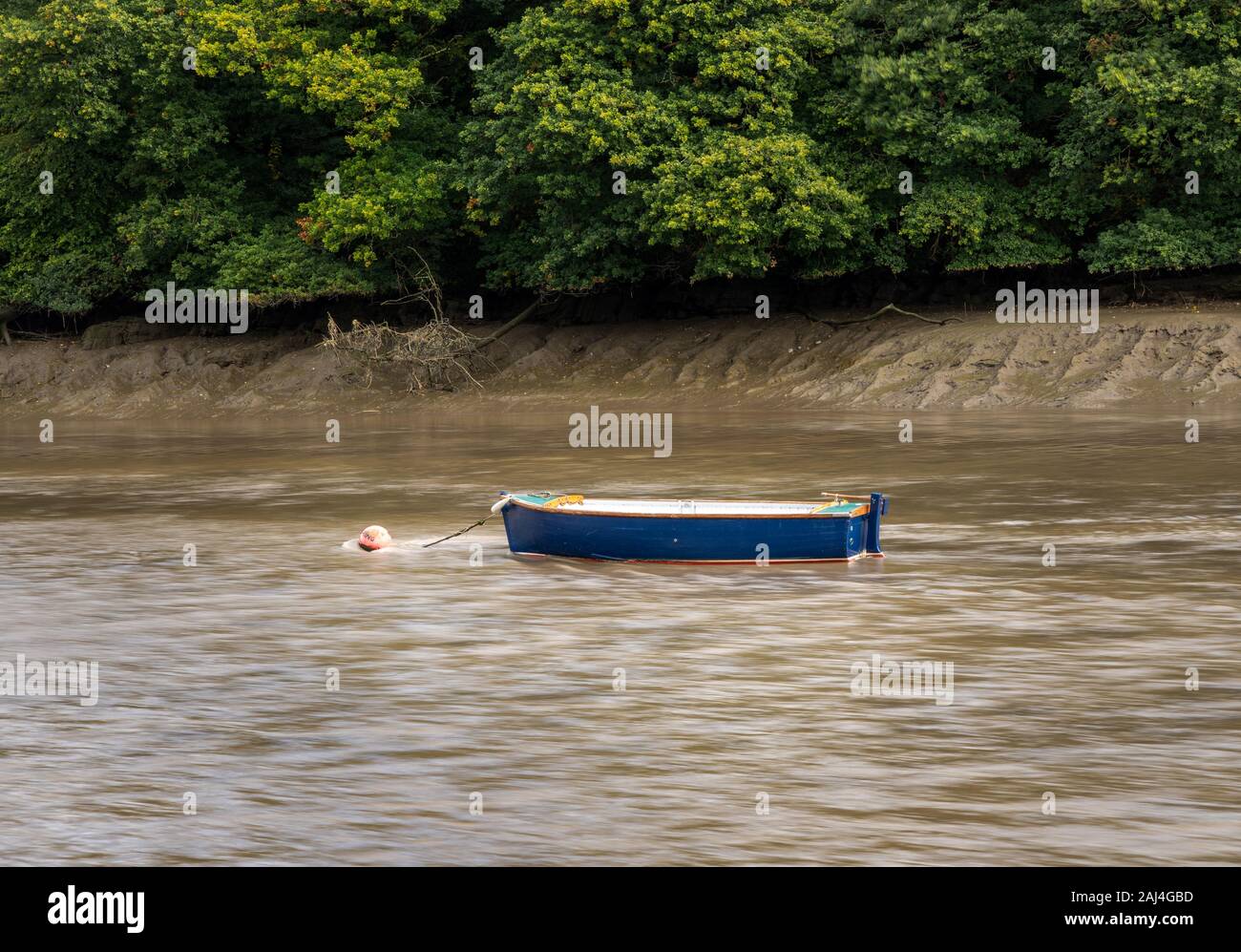 Old wooden dinghy rowing boat hi-res stock photography and images - Alamy