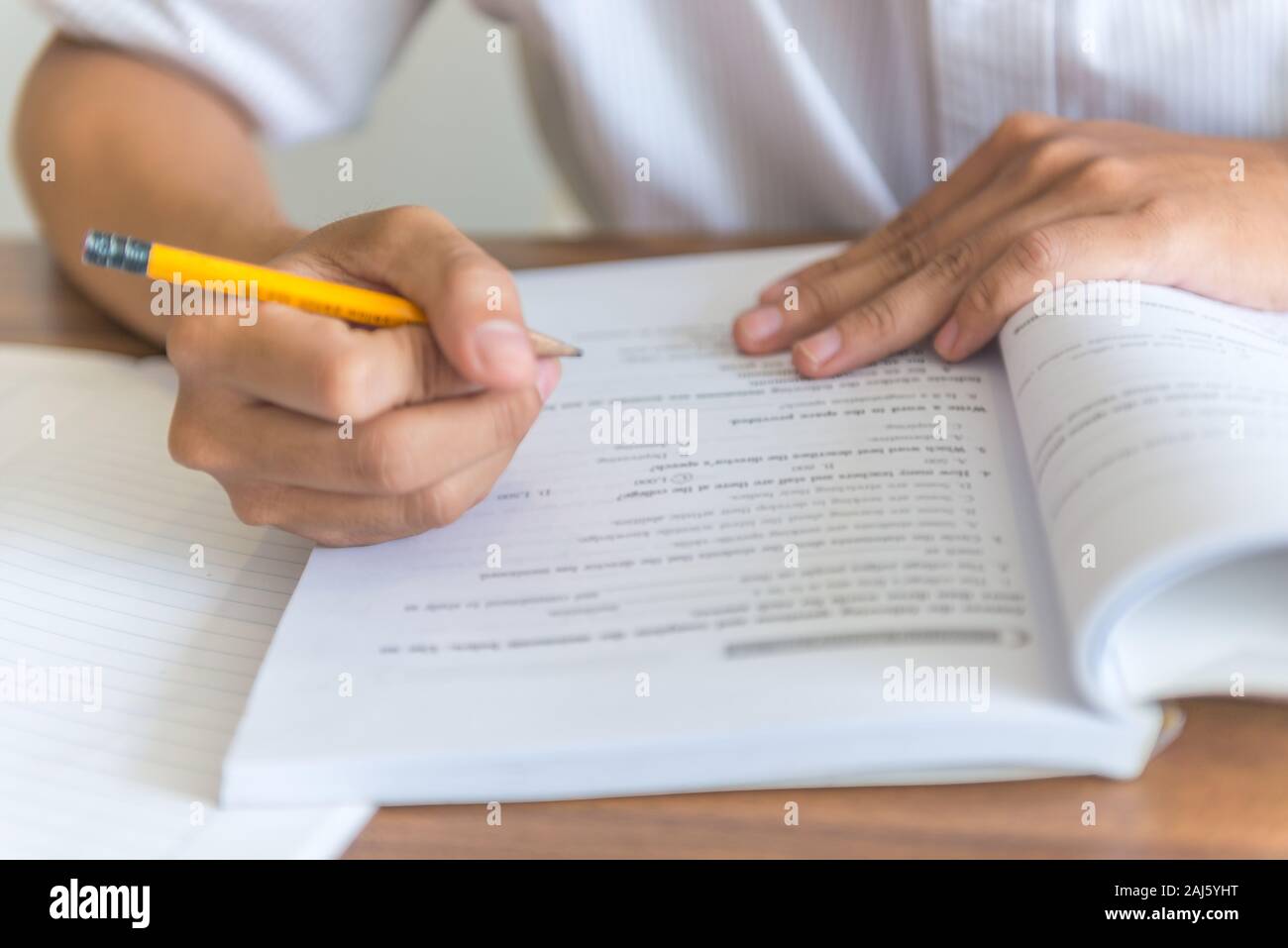 Student lecture hands up hi-res stock photography and images - Alamy