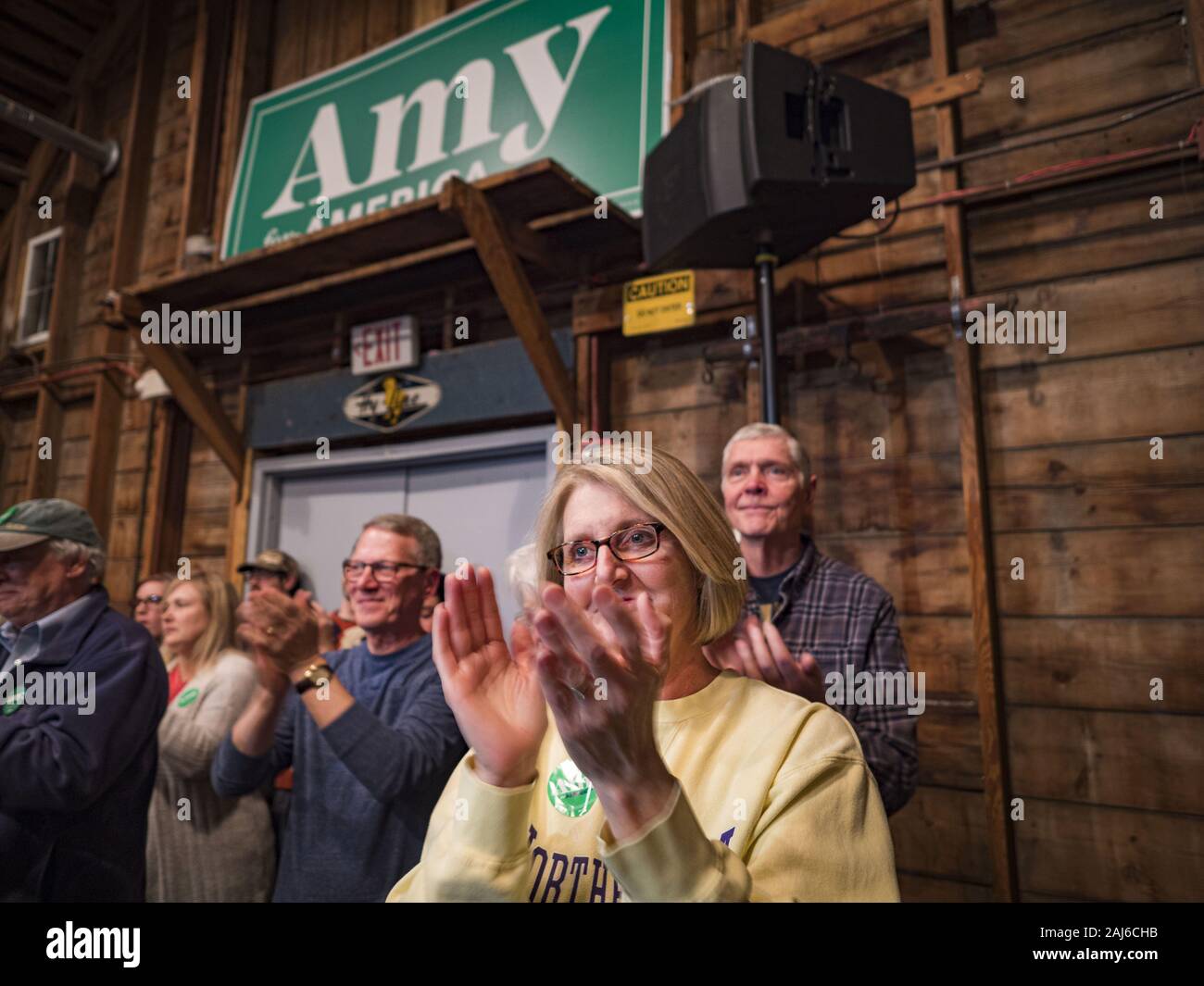 Johnston Iowa Usa 2nd Jan 2020 People Applaud For Senator Amy