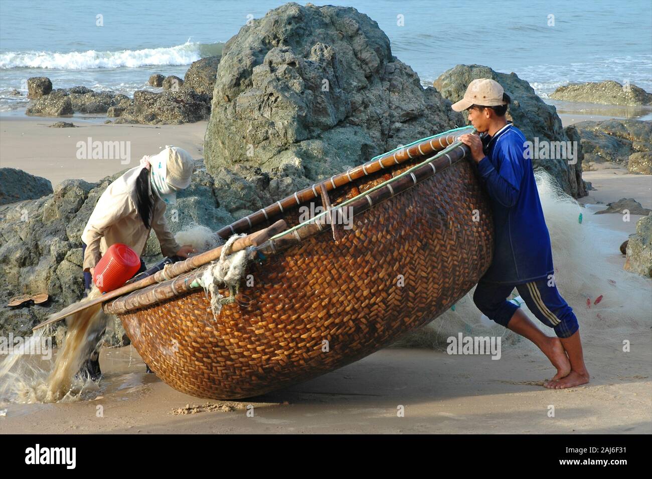coracle net fishing QualyQualy Foldable Net, Landing Fishing Pier Nets, Drop for Pulling Up Fish with Rope, Portable Bridge Fishing Net for Minnows, Crawfish, Shrimp, Top Dia. 31.5" : Sports & Coracle model - Collections Online
