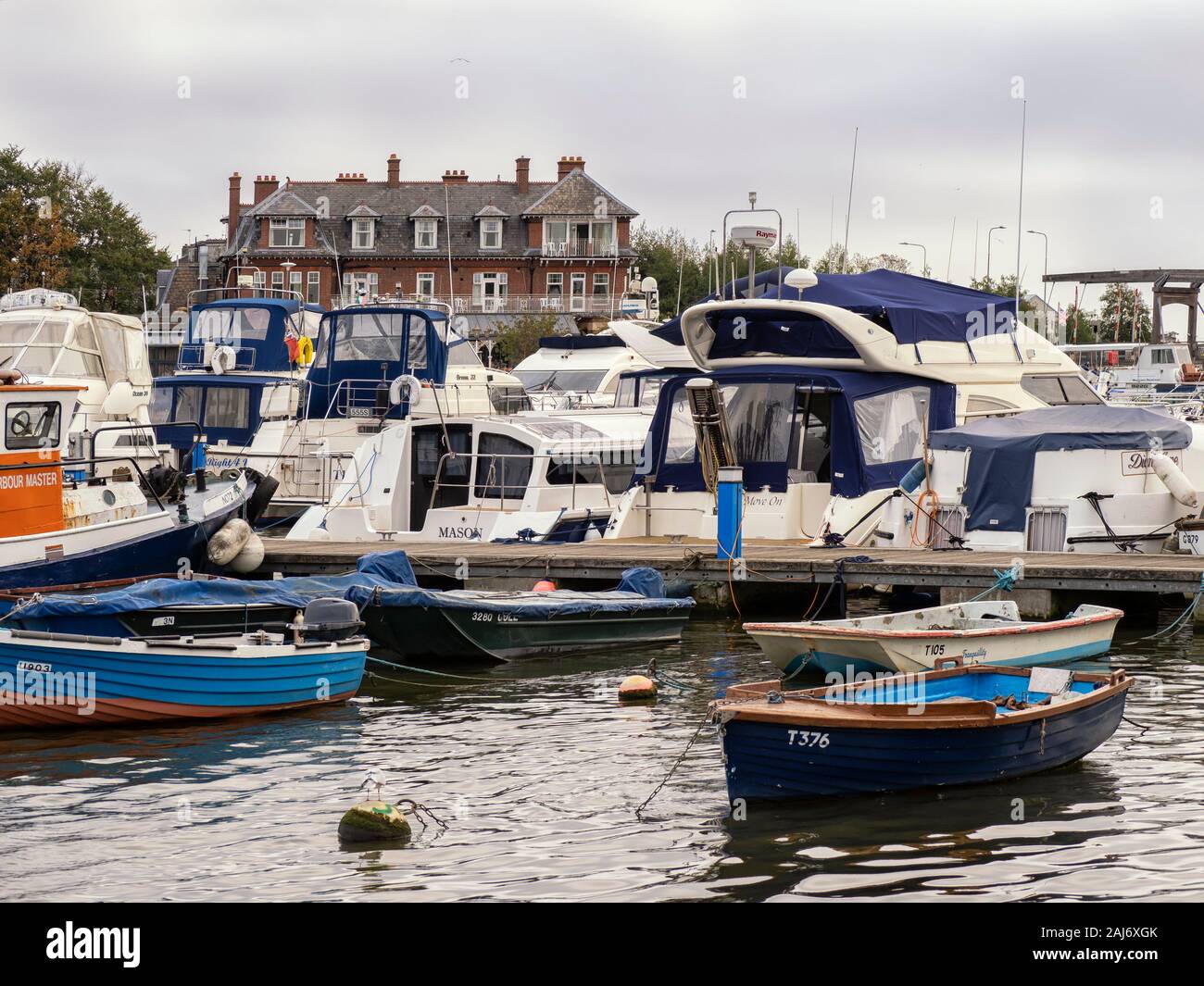 OULTON BROAD, SUFFOLK:  View of small boats at Oulton Broad Yacht Station with the Wherry Hotel in the background Stock Photo