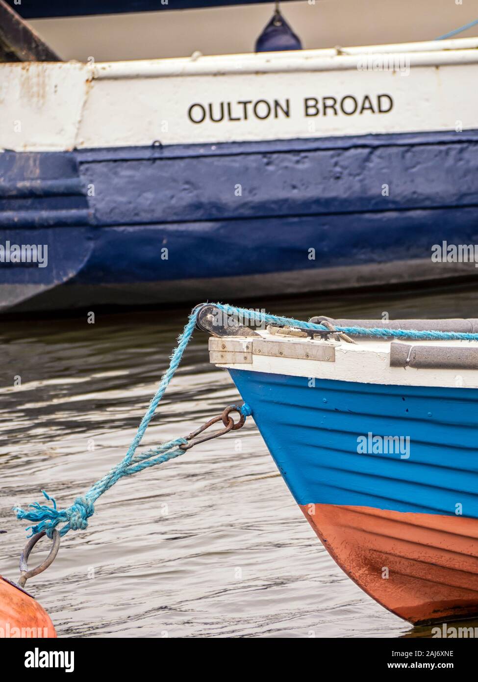 OULTON BROAD, SUFFOLK:  Small Dinghy and boat with location Stock Photo