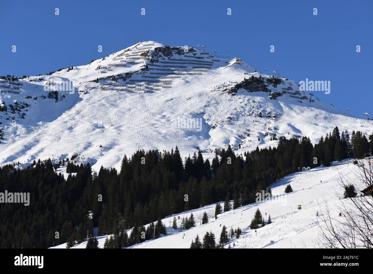 Herrliche Schitage in Lech am Arlberg mit Blick auf die Berge Stock Photo