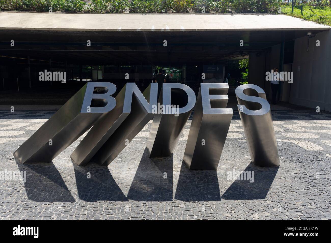 Logo do BNDES em frente ao prédio no centro do Rio de Janeiro, Brazil Stock Photo