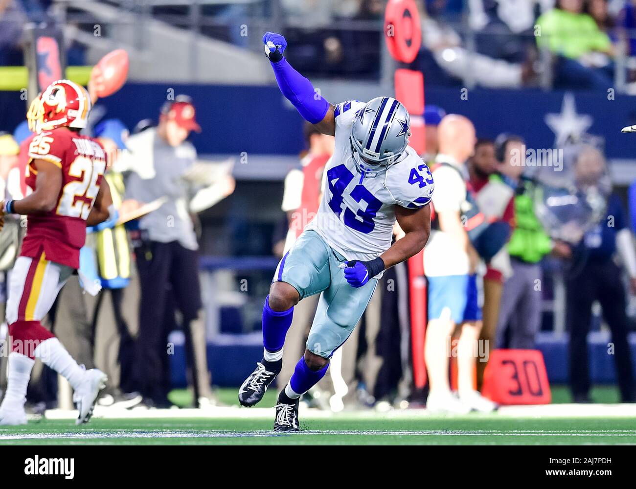 December 15, 2013: Seattle Seahawks outside linebacker Malcolm Smith (53)  tackles New York Giants tight end Bear Pascoe (86) during the first half of  Stock Photo - Alamy