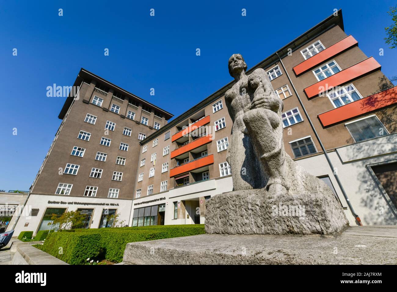 'Heim', Skulptur von Josef Thorak, Wohnsiedlung, Knobelsdorffstraße, Westend, Charlottenburg, Berlin, Deutschland Stock Photo