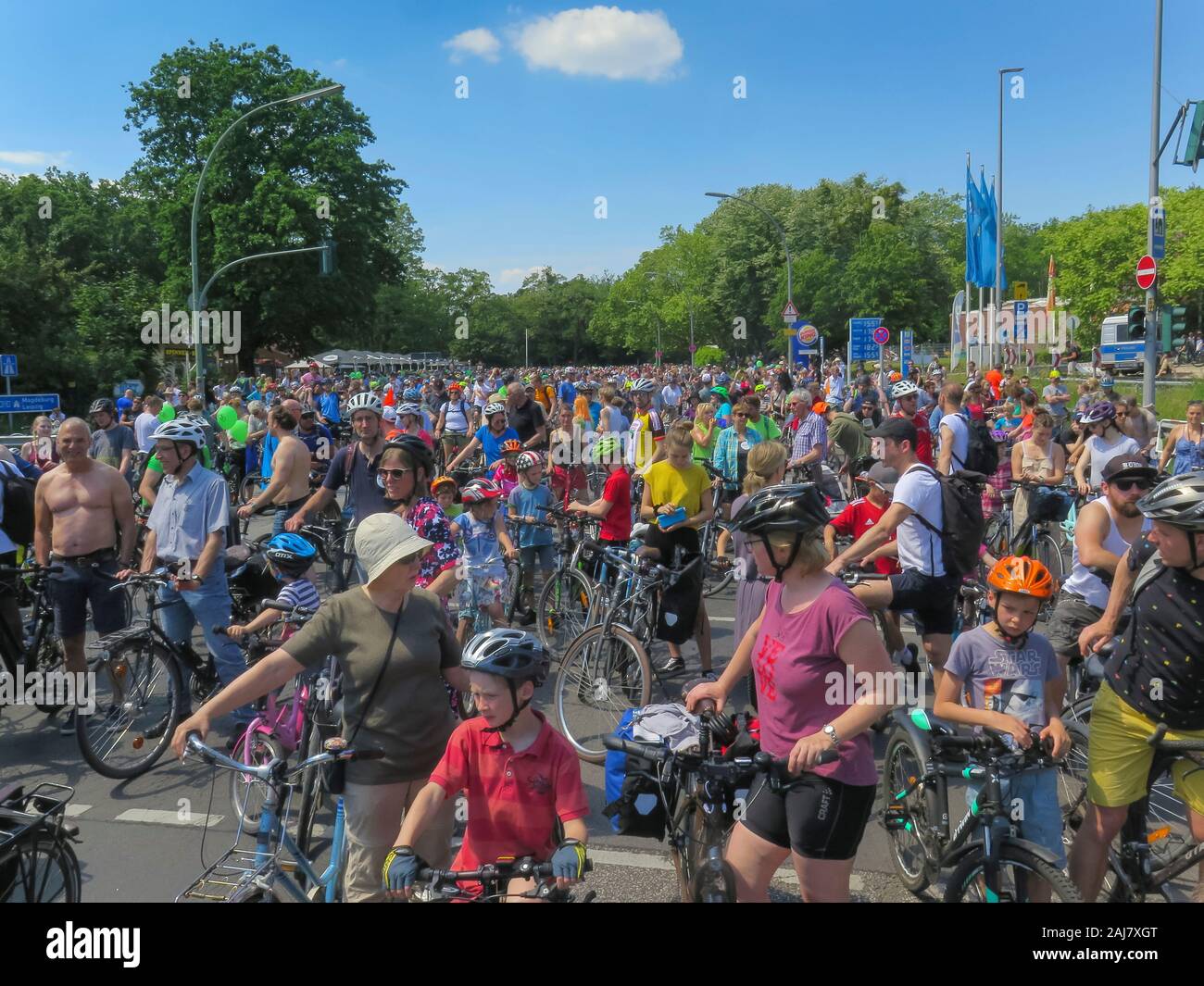 02.06.2019. Fahrradsternfahrt des ADFC. Hier Radfahrer auf der Spinnerbrücke, AVUS. Berlin, Deutschland Stock Photo