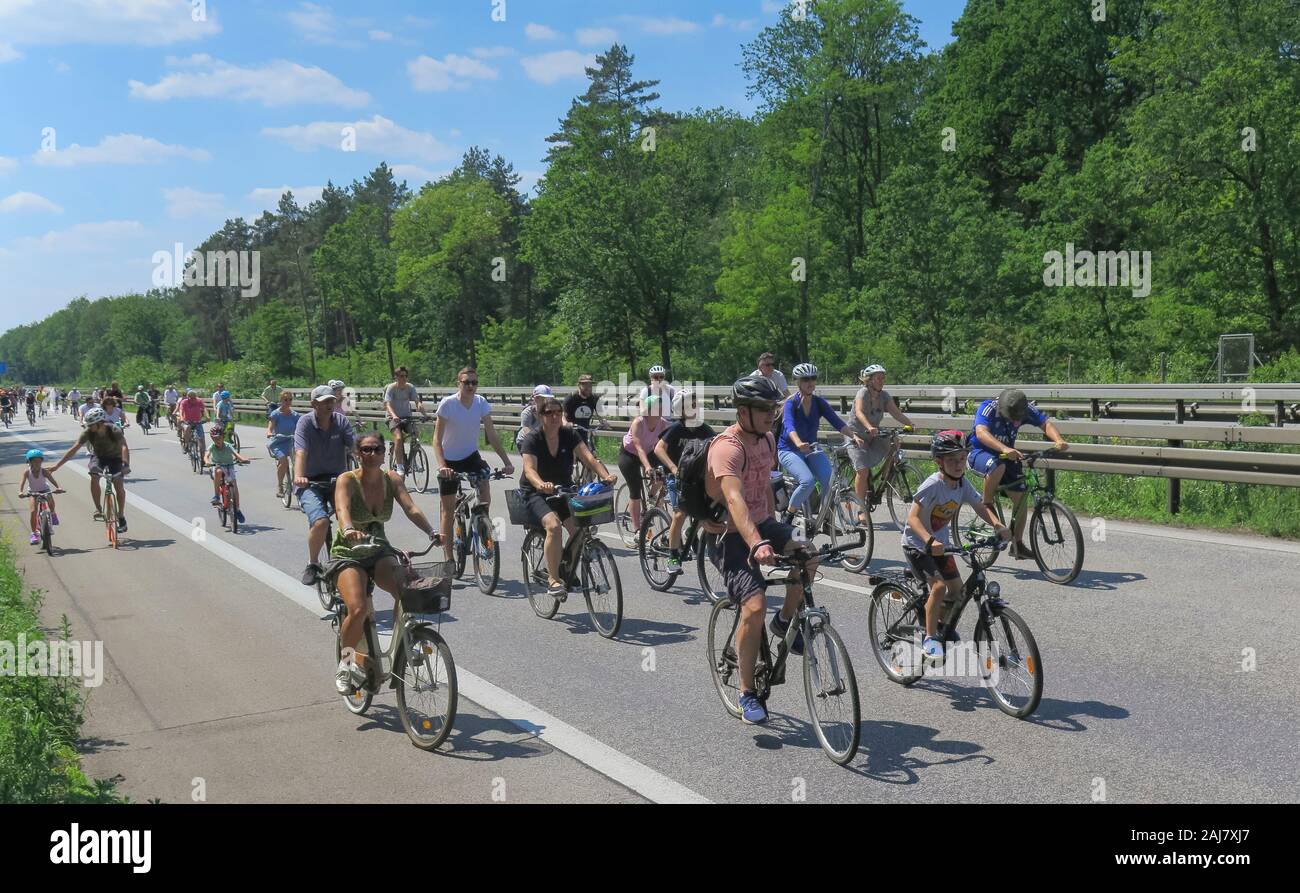 02.06.2019. Fahrradsternfahrt des ADFC. Hier Radfahrer auf der AVUS. Berlin, Deutschland Stock Photo