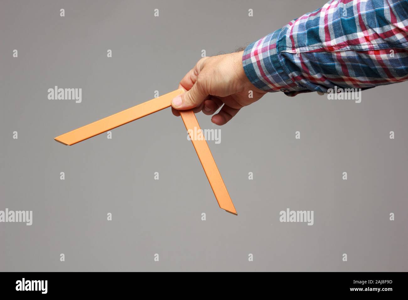 Object in the form of a geometric part with an angle of 90 degrees in
