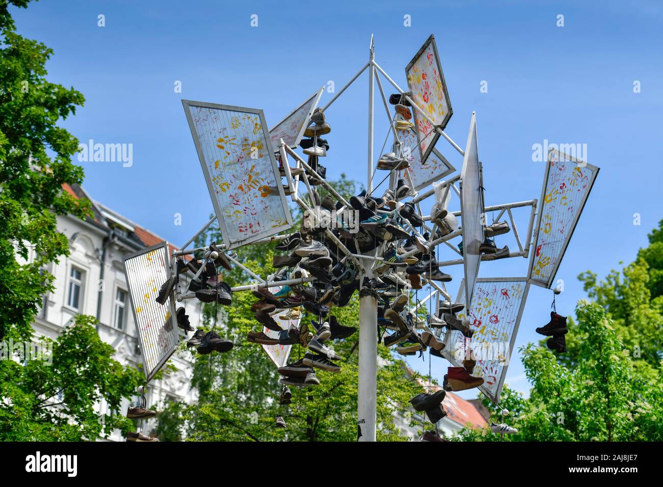 Schuhe, Kunstwerk, Helmholtzplatz, Prenzlauer Berg, Pankow, Berlin, Deutschland Stock Photo