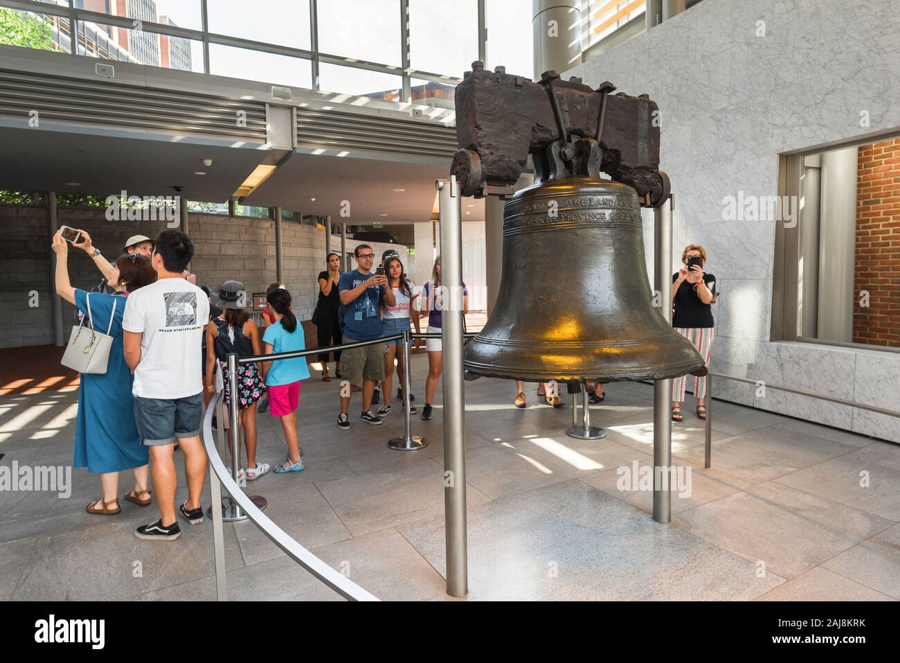 Philadelphia bell, view of visitors to the Liberty Bell Centre in Philadelphia taking photos of the famous bell, Pennsylvania, USA Stock Photo