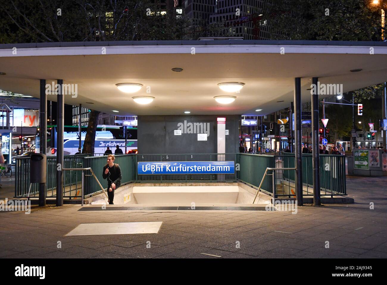 Kurfurstendamm Ku Damm Kudamm Berlin High Resolution Stock Photography And Images Alamy