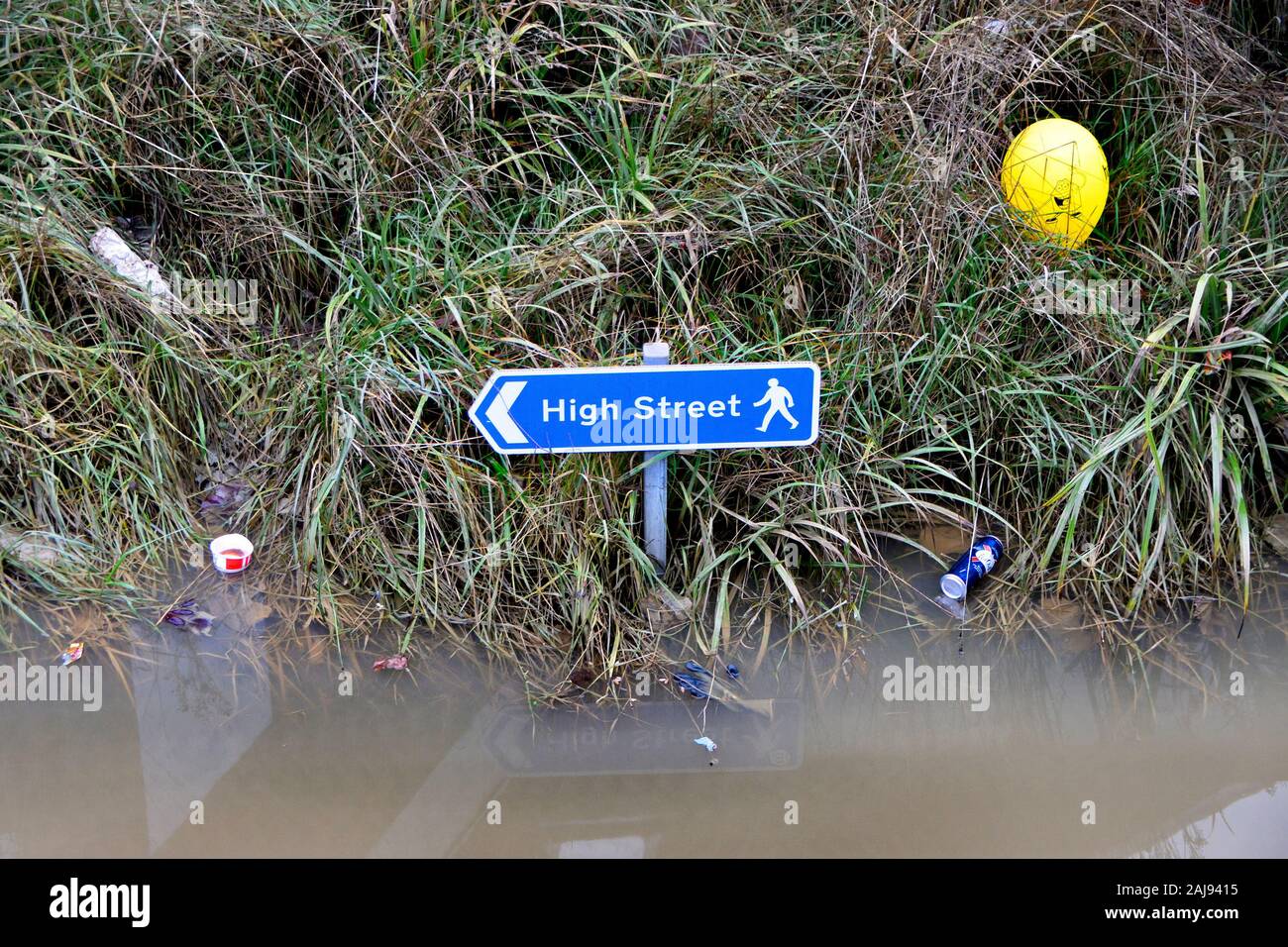 Submerged sign pointing to the High Street during serious flooding of the town centre. Maidstone, Kent, UK. Dec 2019 Stock Photo