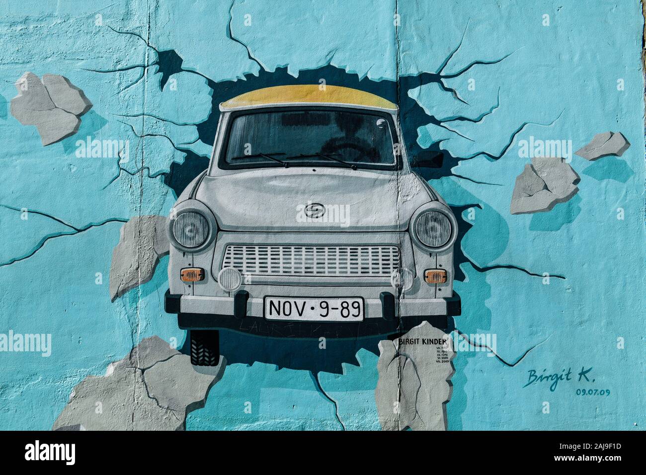 Trabi, East Side Gallery, Mühlenstraße, Friedrichshain, Berlin, Deutschland Stock Photo