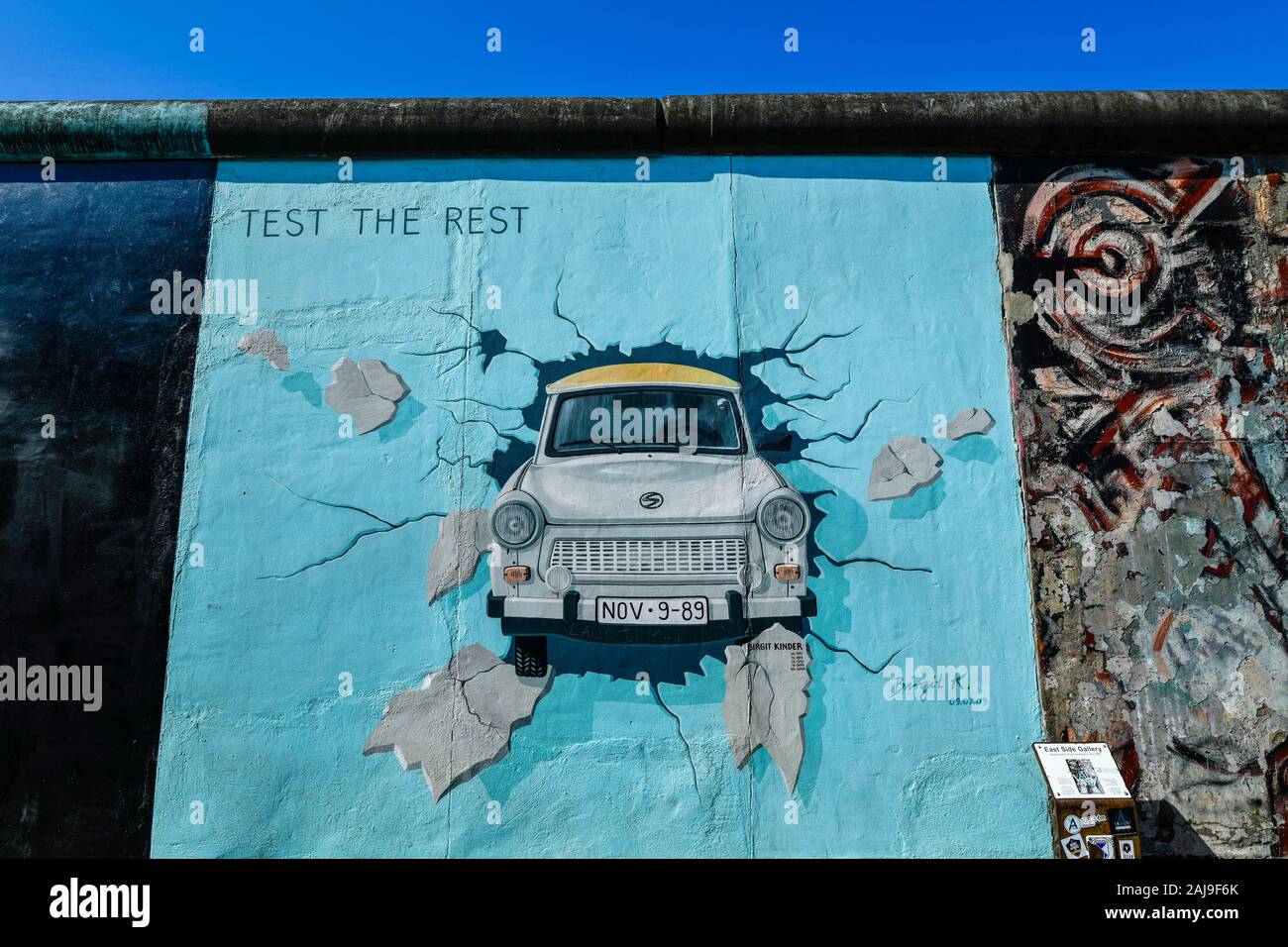 Trabi, East Side Gallery, Mühlenstraße, Friedrichshain, Berlin, Deutschland Stock Photo