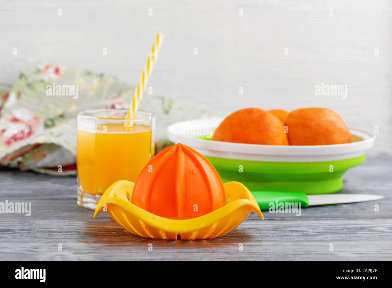 Preparation of freshly squeezed orange juice on a manual citrus ...