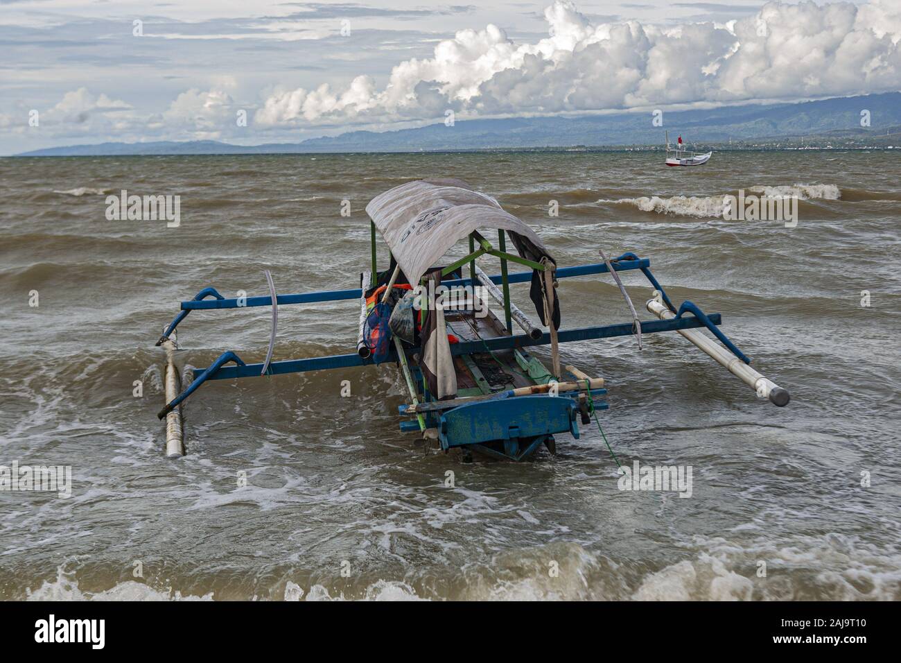 Palu City, Central Sulawesi, Indonesia. 3rd Jan, 2020. A fishing boat anchored on the shoreline.High waves in the waters of Palu Bay forced Hundreds of fishermen in the village of Lere to anchor their boats. According to the Palu Meteorology, Climatology and Geophysics Agency (BMKG) the waves reached two meters to three meters, considered quite dangerous for fishermen. Credit: Opan Bustan/SOPA Images/ZUMA Wire/Alamy Live News Stock Photo