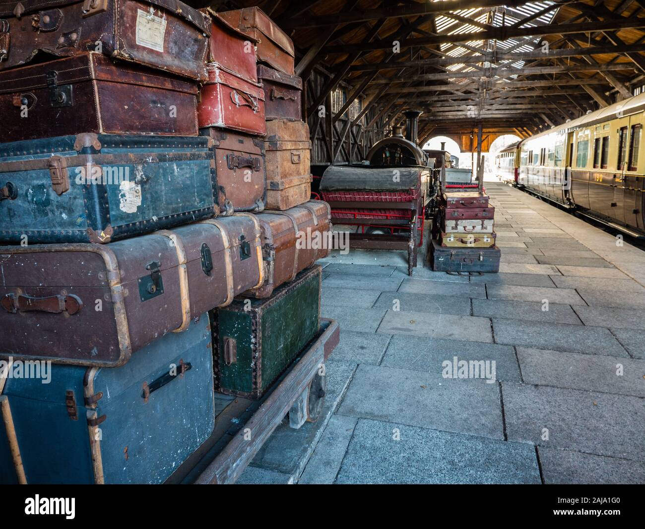 Luggage Abandoned at Railway Platform Didcot Parkway Railway Station, Didcot, Oxfordshire, England, UK, GB. Stock Photo