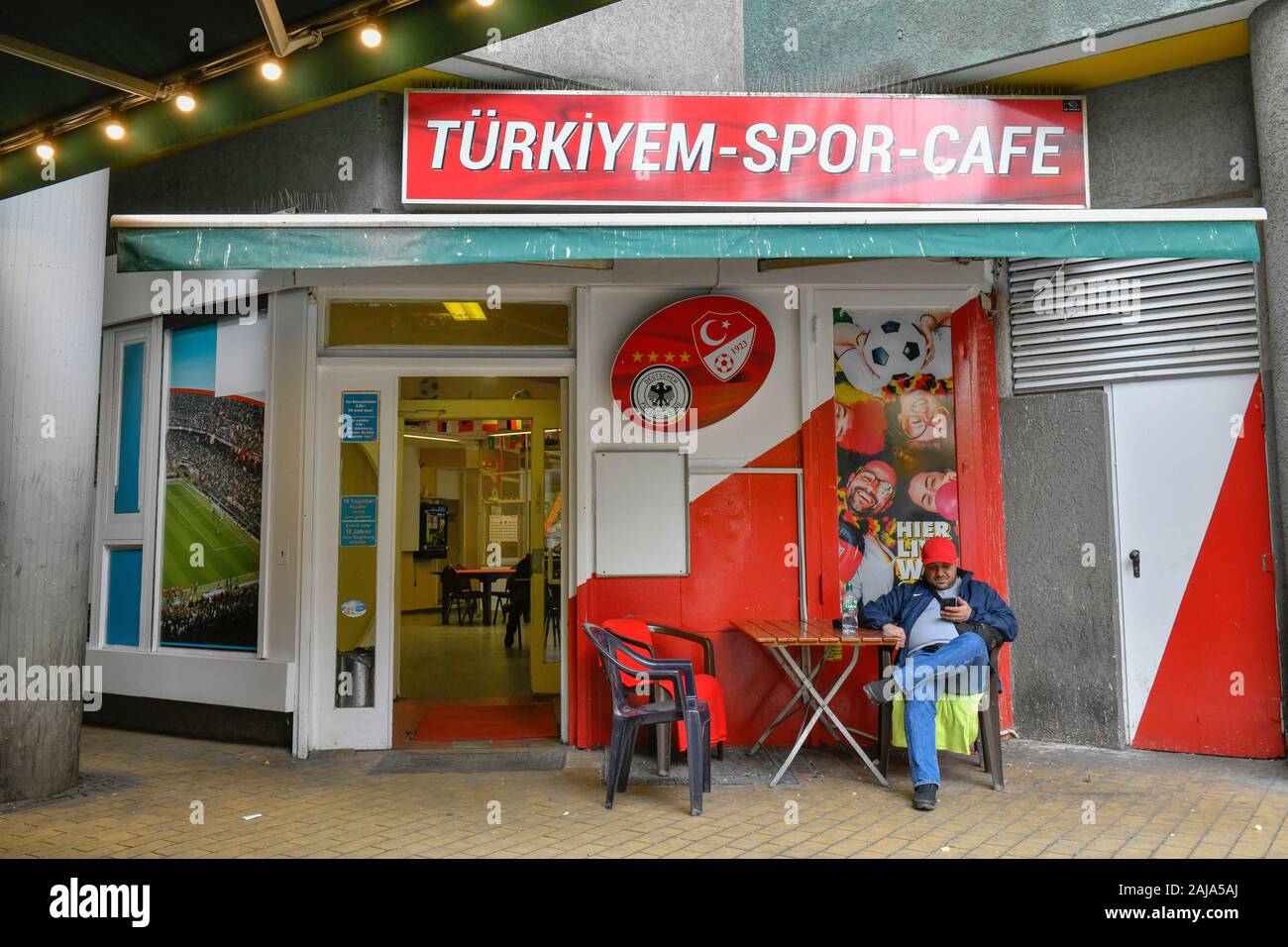 Türkiyem Spor Cafe, Kottbusser Tor, Kreuzberg, Berlin, Deutschland Stock Photo