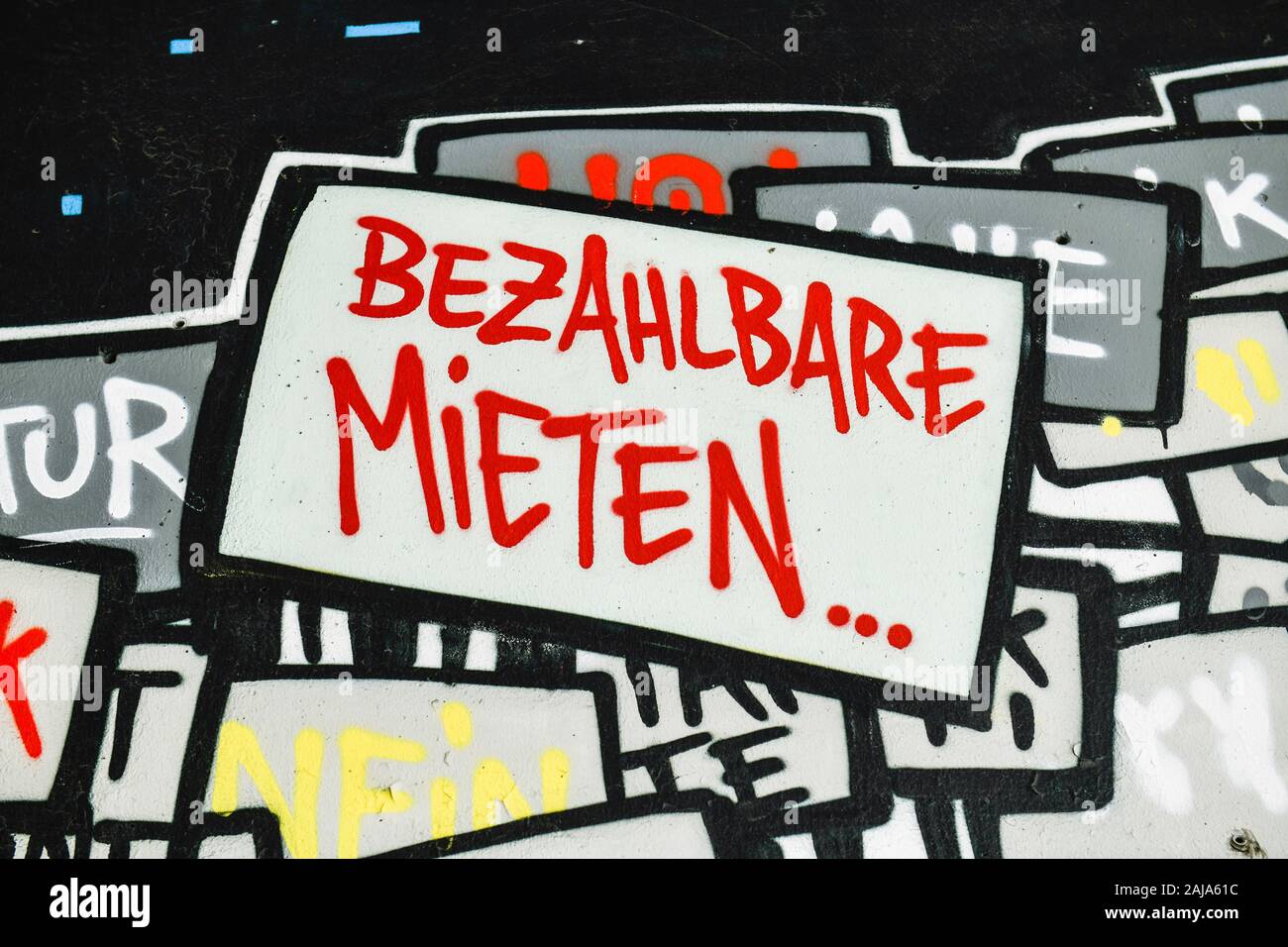 Graffiti, Bezahlbare Mieten, Kottbusser Tor, Kreuzberg, Berlin, Deutschland Stock Photo