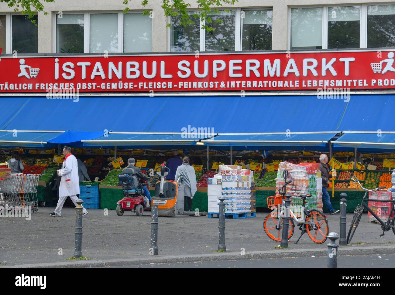 Istanbul Supermarkt, Kottbusser Tor, Kreuzberg, Berlin, Deutschland Stock Photo