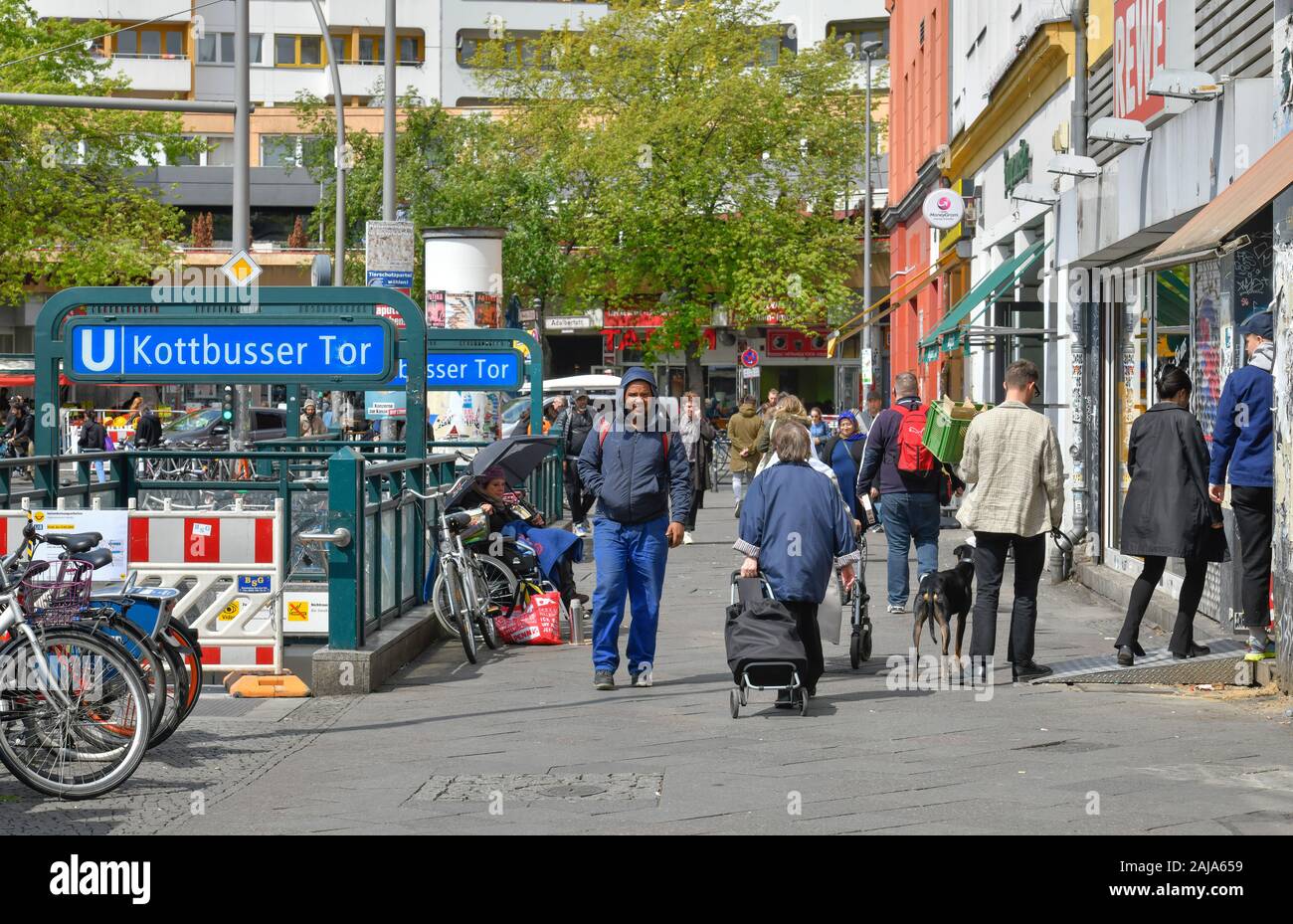 Straßenszene, Kottbusser Tor, Kreuzberg, Berlin, Deutschland Stock Photo