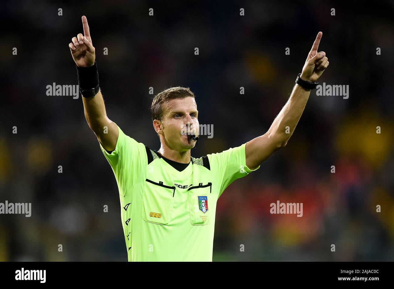 Parma, Italy. 30 September, 2019: Referee Federico La Penna calls for VAR (Video Assistant Referee) during the Serie A football match between Parma Calcio and Torino FC. Parma Calcio won 3-2 over Torino FC. Credit: Nicolò Campo/Alamy Live News Stock Photo