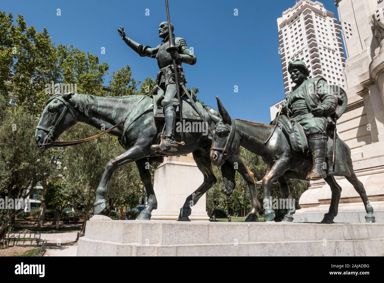 don-quixote-sancho-panza-statues-at-plaza-de-espana-madrid-spain