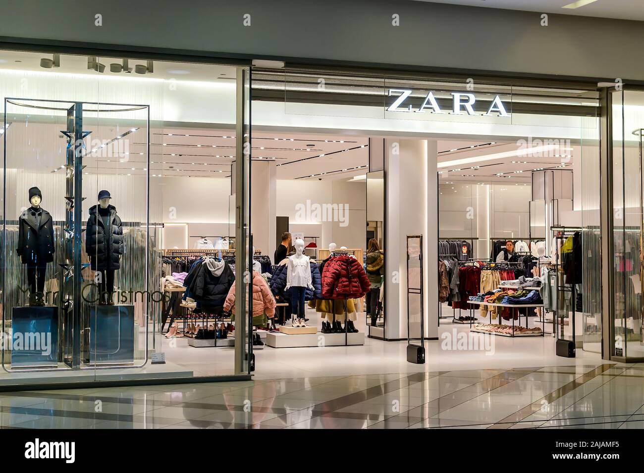 Varna, Bulgaria, December 20, 2019. Entrance to Zara shop for kids in the  Grand Mall shopping center. Signboard of Zara logo on store, boutique Stock  Photo - Alamy