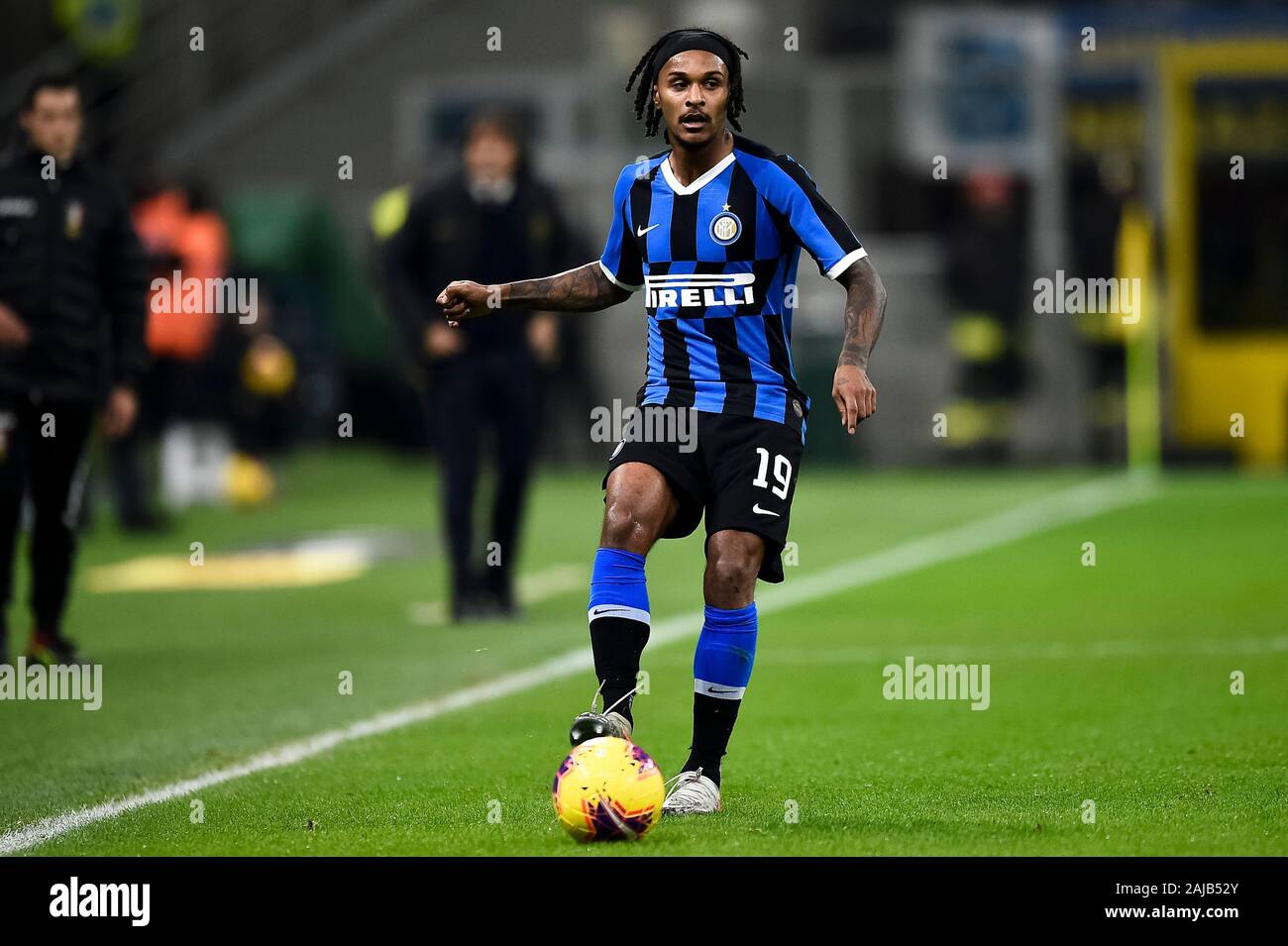 tyfon stabil konvergens Milan, Italy - 09 November, 2019: Valentino Lazaro of FC Internazionale in  action during the Serie A football match between FC Internazionale and  Hellas Verona. FC Internazionale won 2-1 over Hellas Verona.