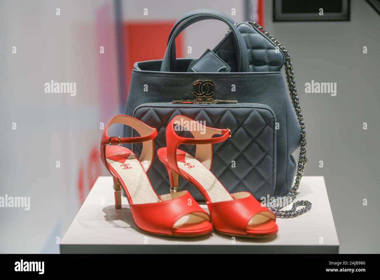 Chanel Loja Boutique - Fotografias de stock e mais imagens de Coco Chanel -  Coco Chanel, Bolsa de mão, Porta-moeda - iStock