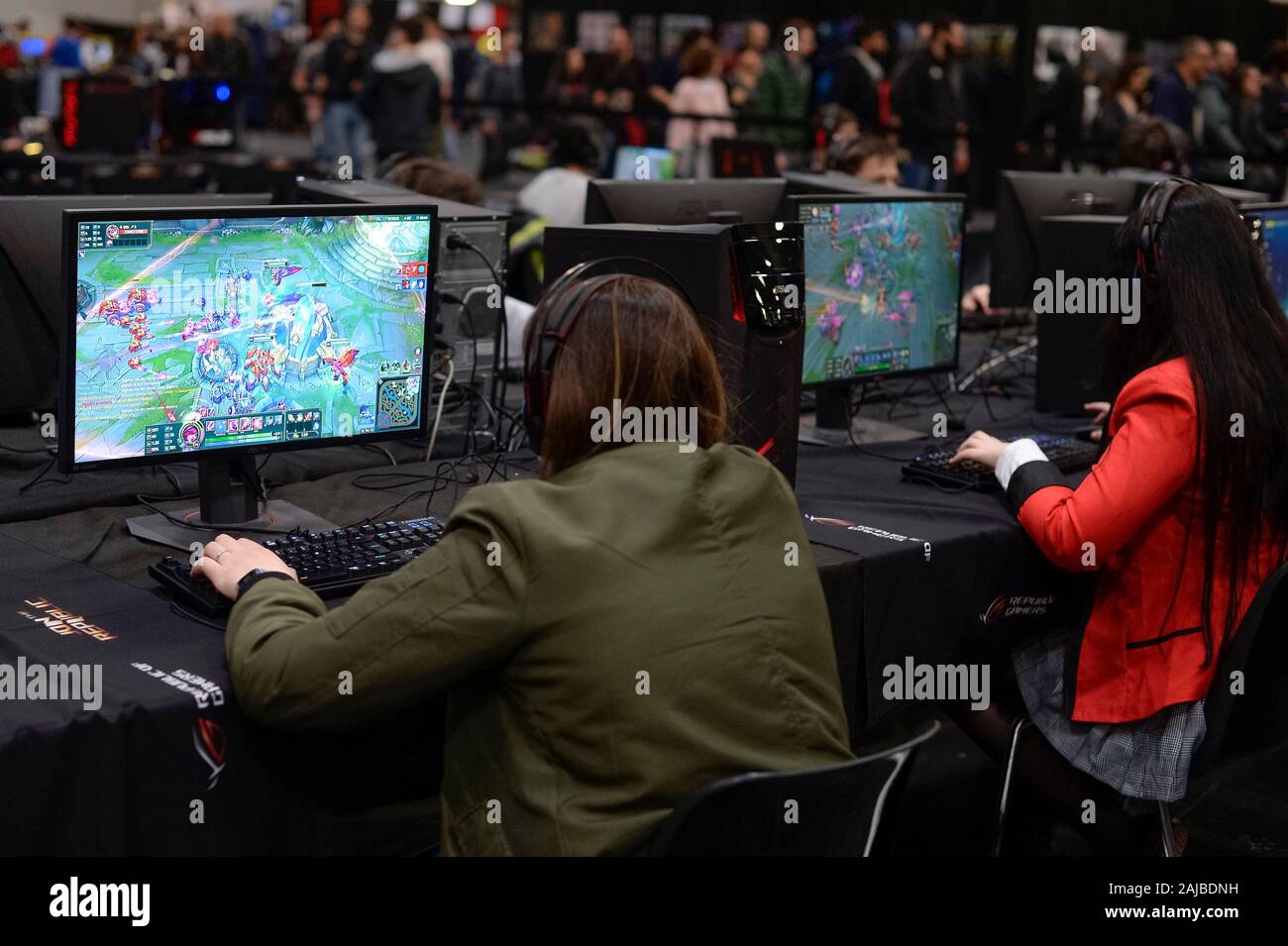 Turin, Italy - 15 April, 2018: People play 'League of Legends' video game during the 'Torino Comics' fair. Credit: Nicolò Campo/Alamy Live News Stock Photo