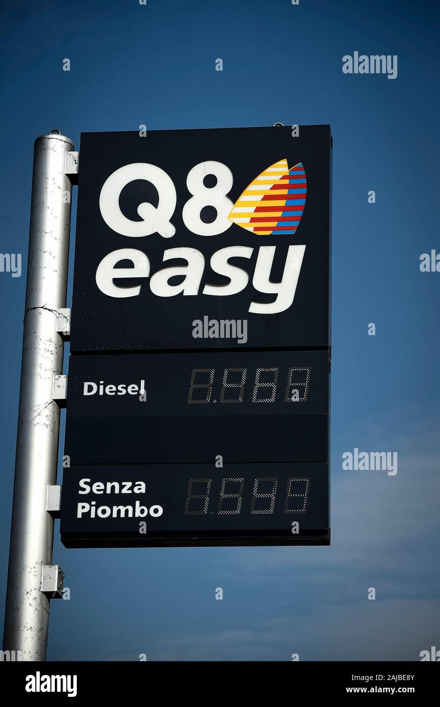 Turin, Italy - 06 November, 2019: The sign for Q8 (Kuwait Petroleum Corporation) is seen at a Q8 easy gasoline station. Italian trade unions called a two-day (6th and 7th Novembre 2019) petrol station strike. The action is due to new measures being brought in by the government, including the introduction of electronic invoicing. Credit: Nicolò Campo/Alamy Live News Stock Photo