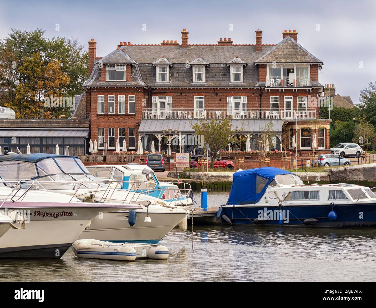 OULTON BROAD, SUFFOLK:  boats moored in front of of the Wherry Hotel Stock Photo