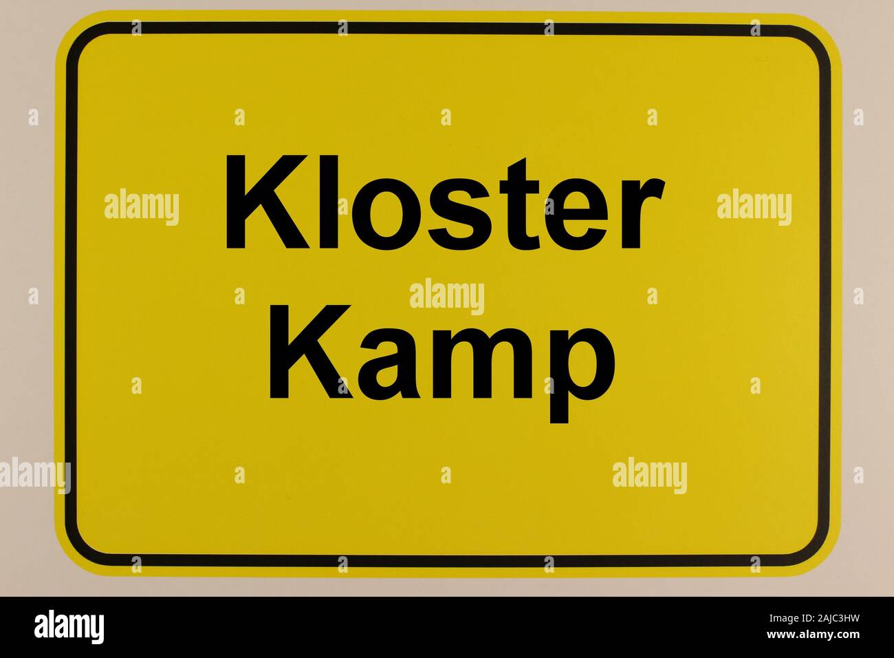 Illustration eines Ortseingangsschildes mit dem Schriftzug 'Kloster Kamp' Stock Photo