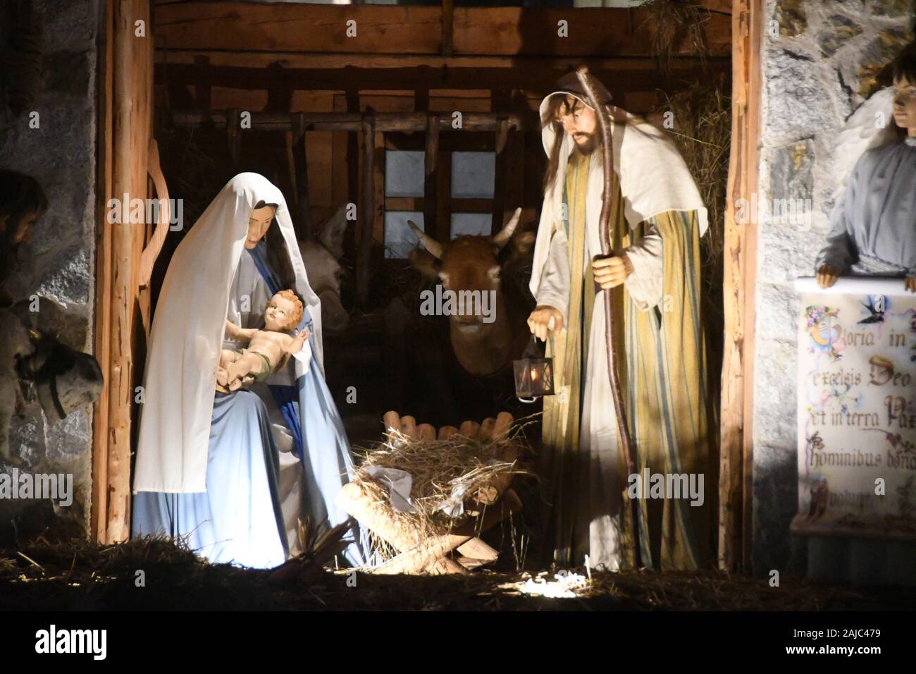 Le Père Noël Faisant L'italien De Parapluie Gesturewearing Le Masque  Chirurgical Photo stock - Image du grossier, fuselage: 198741758