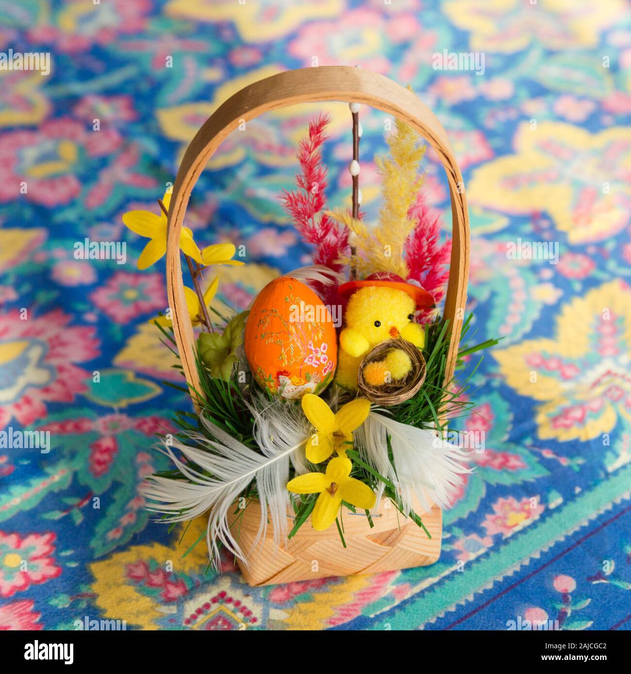 https://c8.alamy.com/comp/2AJCGC2/traditional-polish-easter-basket-with-painted-egg-and-decorations-2AJCGC2.jpg